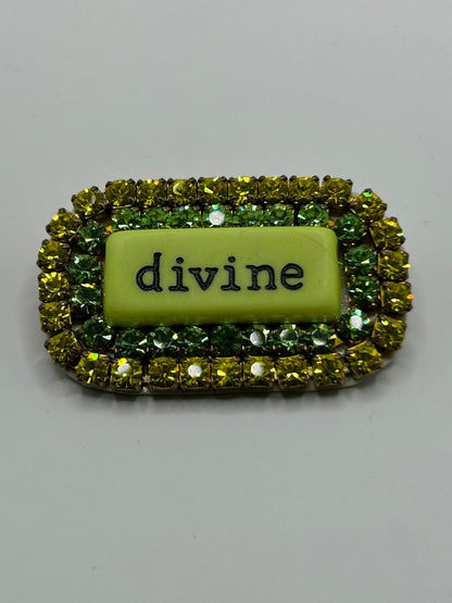 Statement Brosche „Divine“ mit grünen & gelben Strasssteinen – Glamour Brosche von Tezee