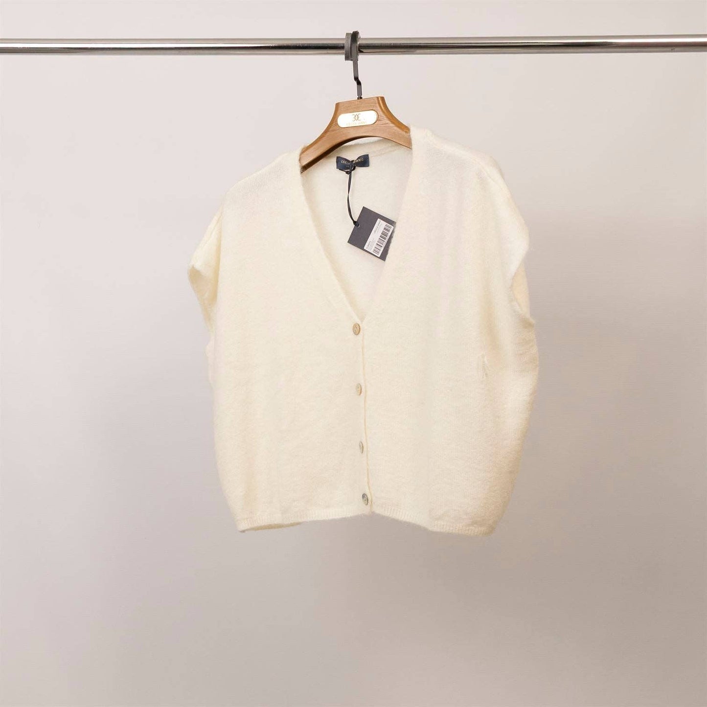 Cropped Strickweste für Layering Looks in Khaki