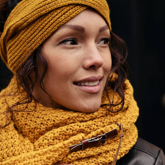 Lot83 Dreieckschal in Strick mit Schnalle in Senfgelb