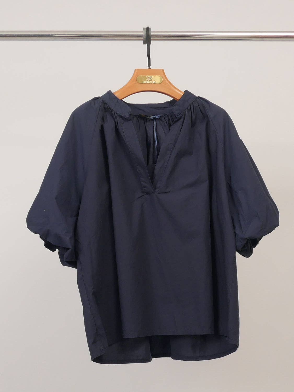 Bluse mit unterlegten Ärmeln// in creme und dunkelblau