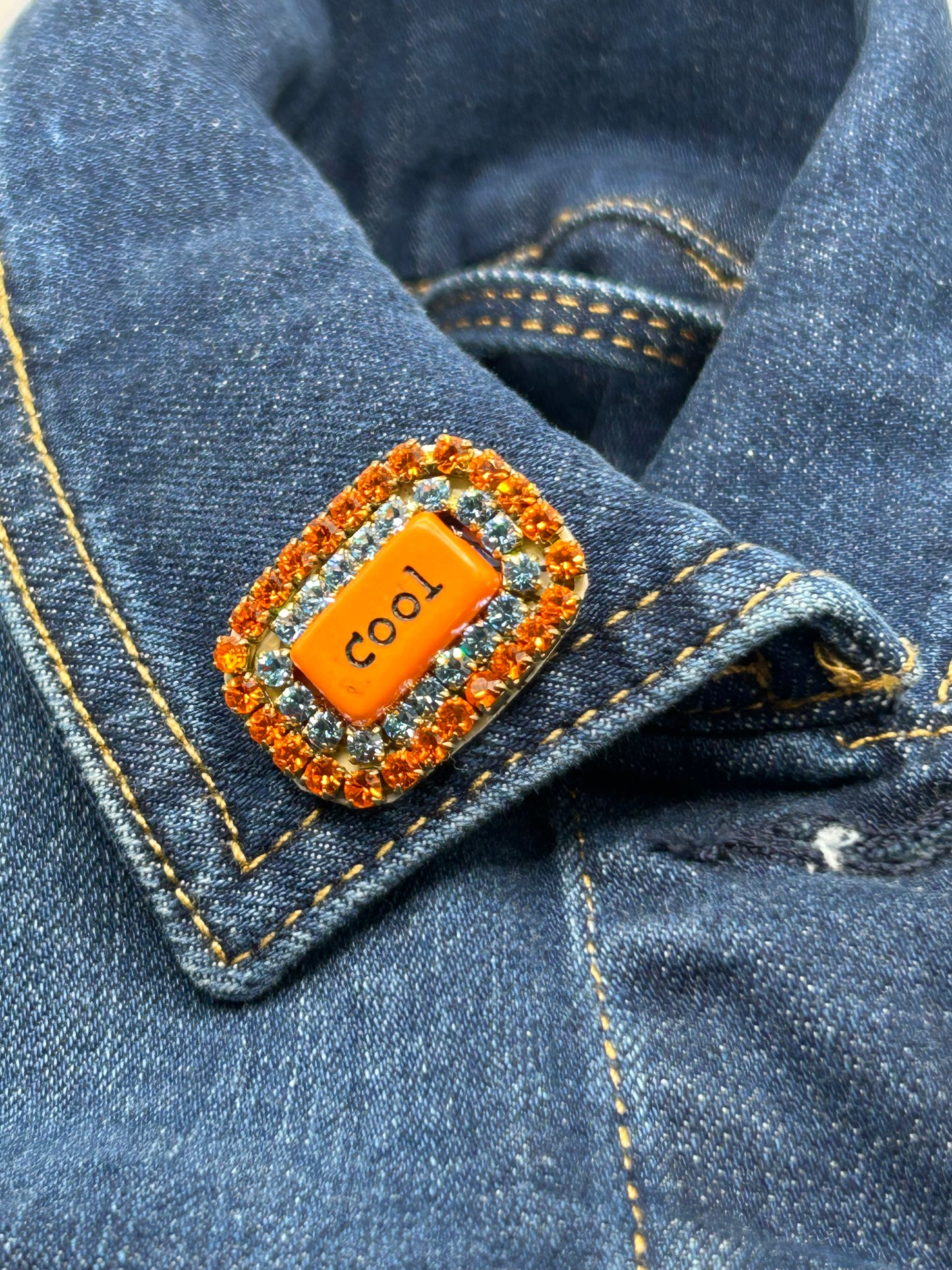 Statement-Brosche „cool“ – Orange & Blau mit Strass – Tezee
