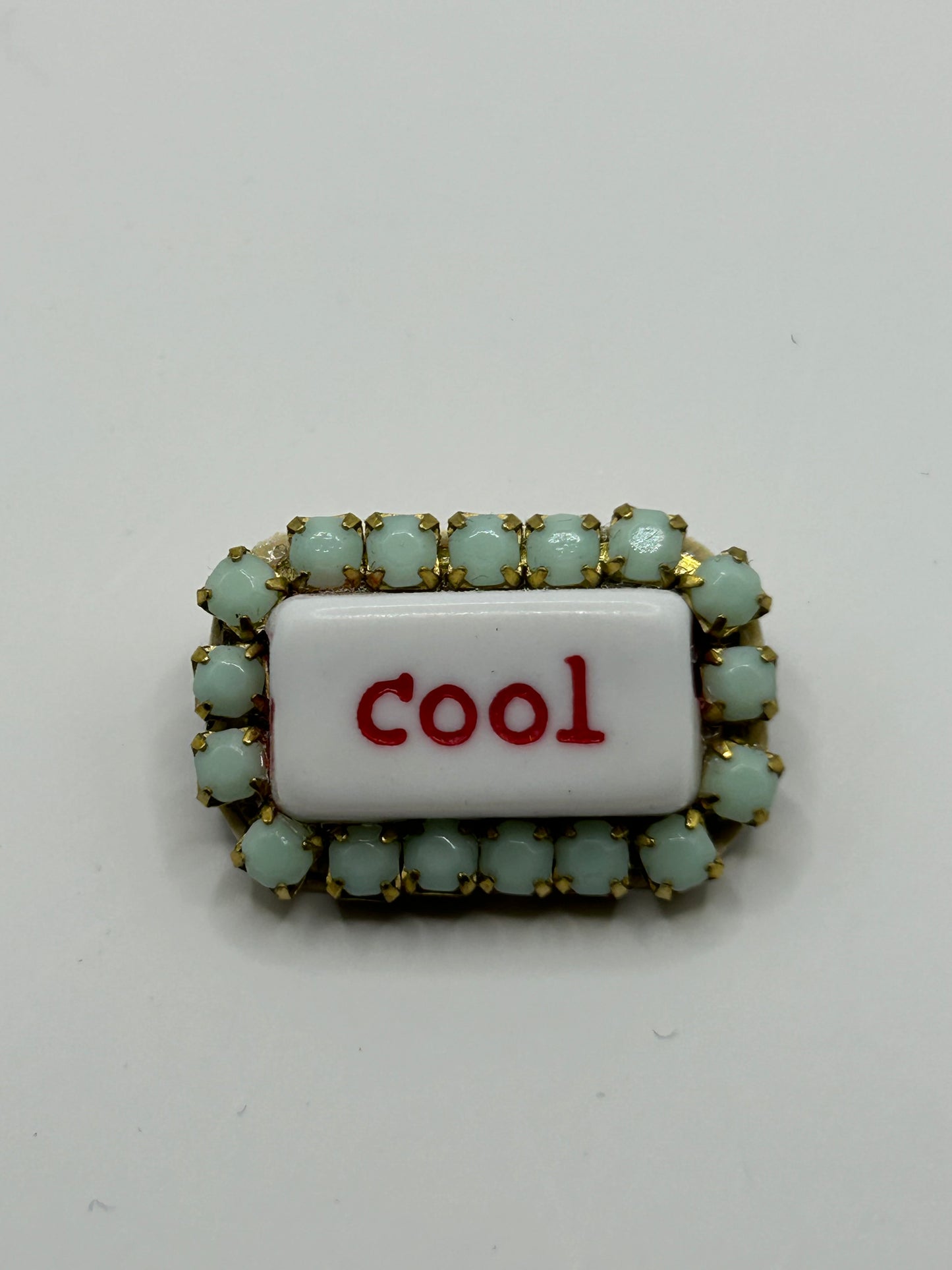 Tezee Statement-Brosche „cool“ – Mintgrün Messing mit Strass | Moderne Modebrosche