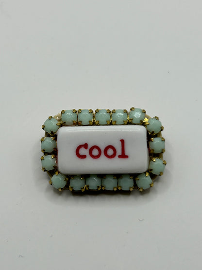Tezee Statement-Brosche „cool“ – Mintgrün Messing mit Strass | Moderne Modebrosche