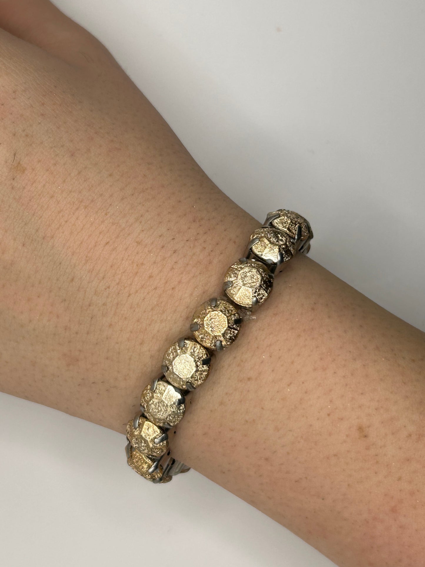 Tezee Elastisches Armband mit Strukturperlen – Edles Stretcharmband in Goldoptik
