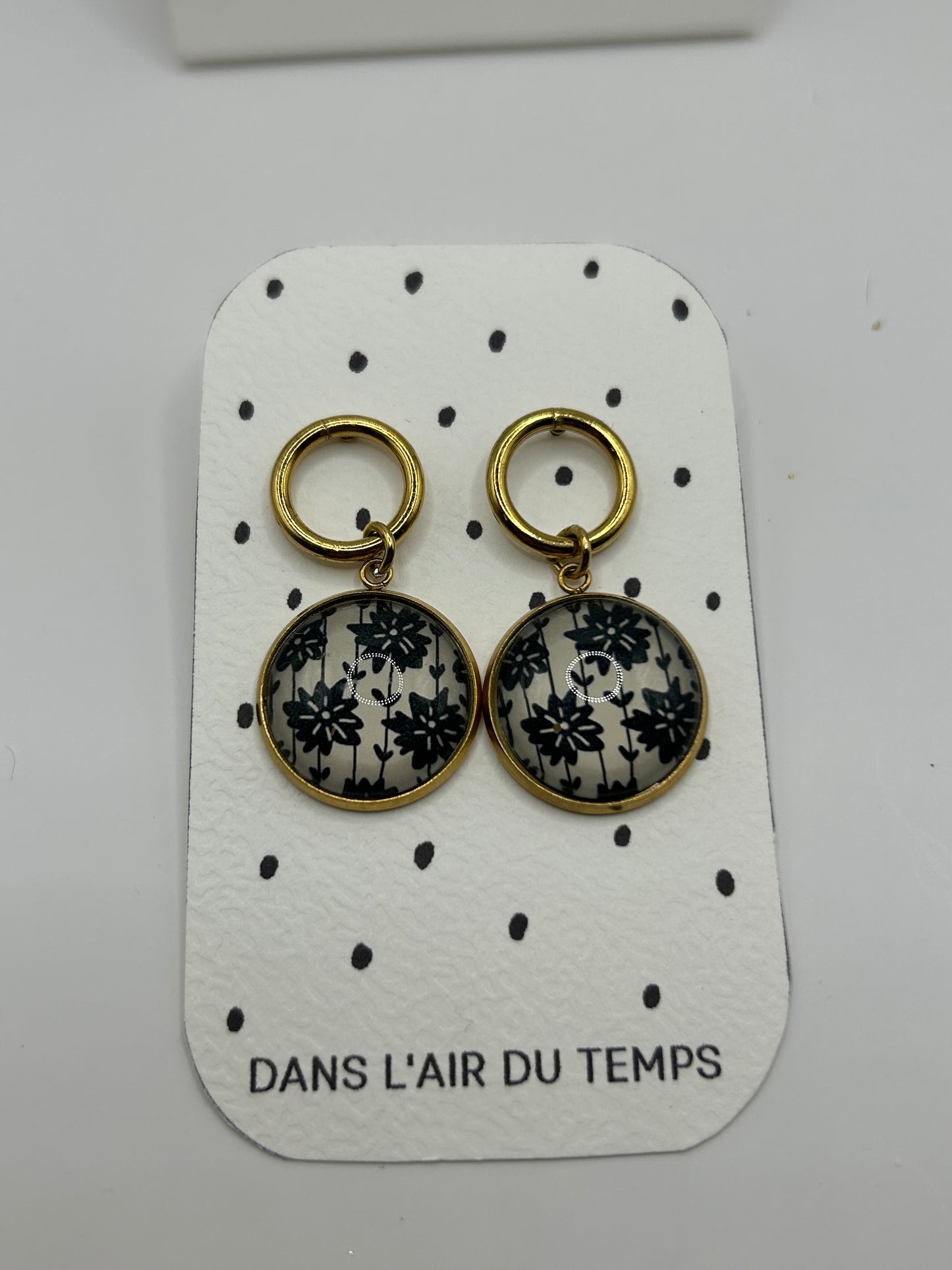 Ohrringe Gold mit Schwarz-Weiß Blumenmotiv – Dans l’air du temps bijoux
