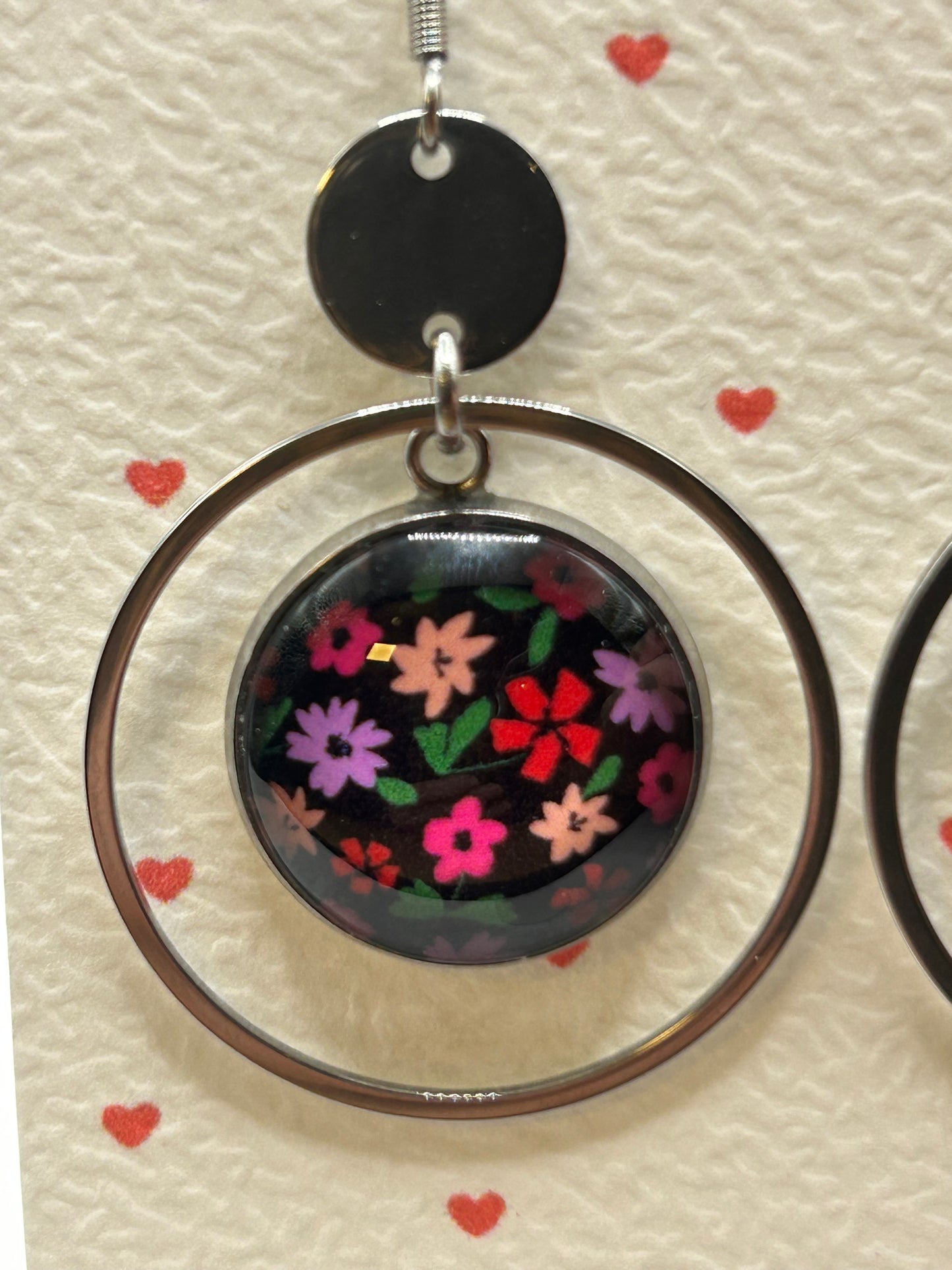 Dans l’air du temps bijoux Ohrhänger– Florale Eleganz aus Edelstahl, silberfarben