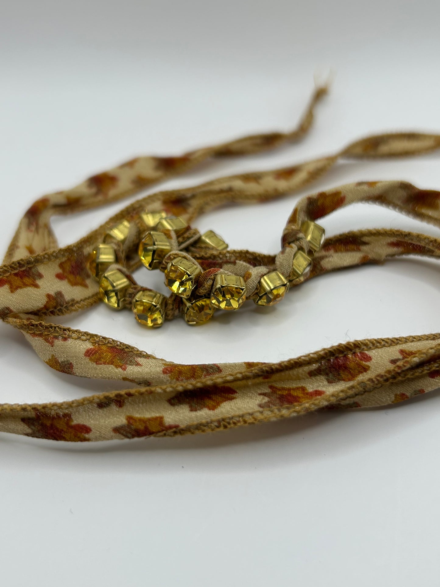 Tezee Wickelarmband „Autumn Glow“ – Strass & Stoff im Glamour Boho Stil