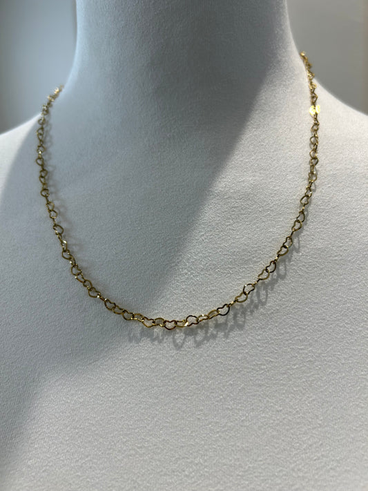 Bazou-Zarte goldfarbene Kette mit filigranen Gliedern in Herzform aus Edelstahl
