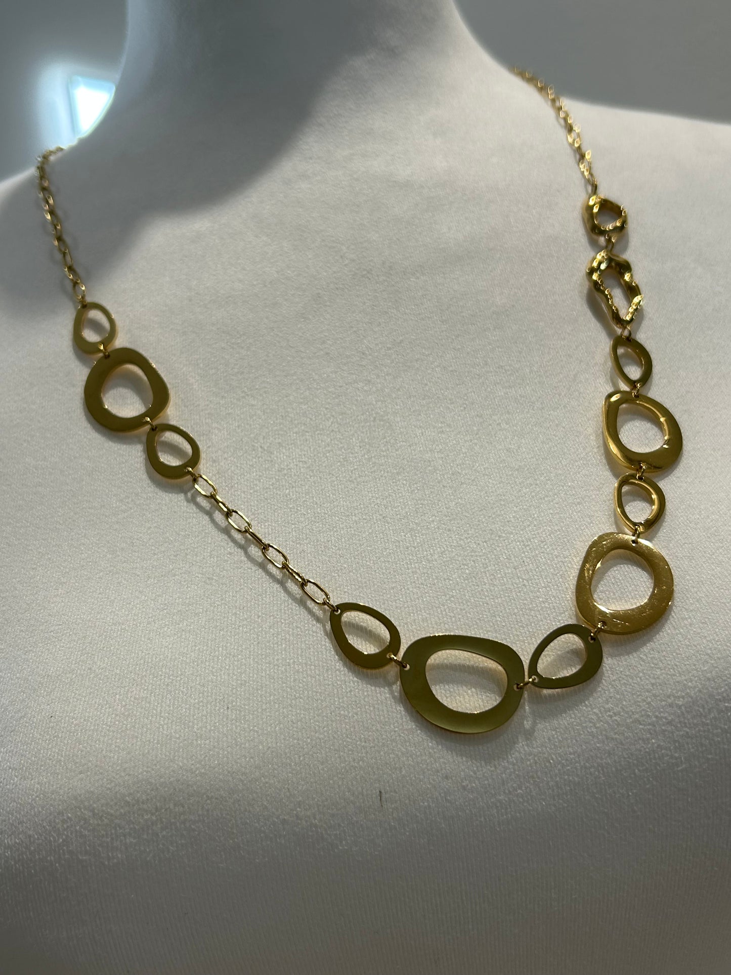 Bazou- Goldene Statement-Edelstahl-Halskette mit ovalen Elementen