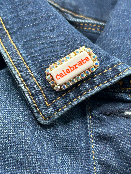 Tezee Statement-Brosche „celebrate“ – Funkelnde Strassbrosche mit Schriftzug