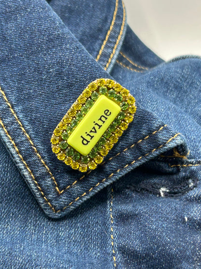 Statement Brosche „Divine“ mit grünen & gelben Strasssteinen – Glamour Brosche von Tezee