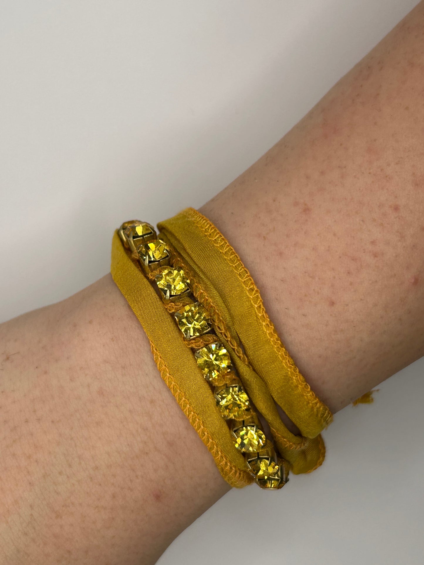 Tezee Wickelarmband Senfgelb mit Gold-Strass – Glamour Boho Stoffarmband