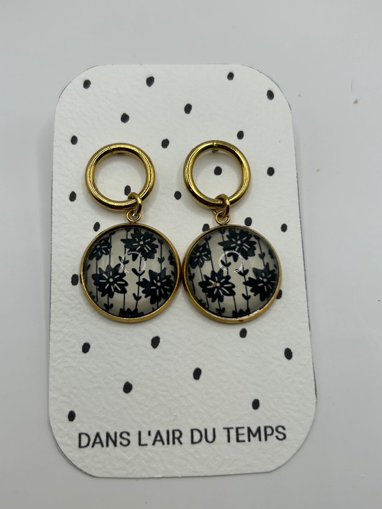 Ohrringe Gold mit Schwarz-Weiß Blumenmotiv – Dans l’air du temps bijoux
