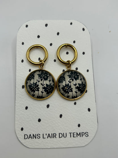 Ohrringe Gold mit Schwarz-Weiß Blumenmotiv – Dans l’air du temps bijoux