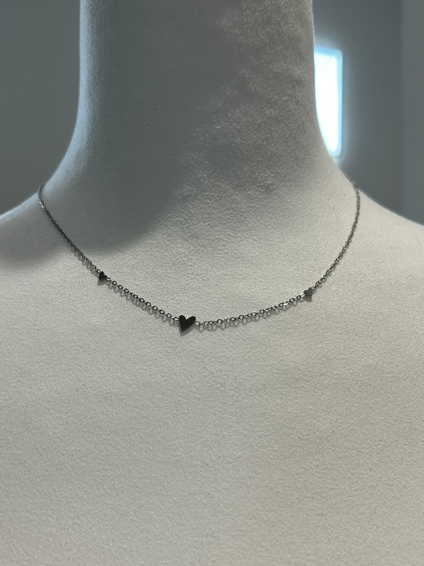 Bazou-Feine silberne Halskette aus Edelstahl mit 3 Mini-Herzen-Charms