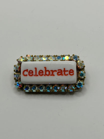 Tezee Statement-Brosche „celebrate“ – Funkelnde Strassbrosche mit Schriftzug