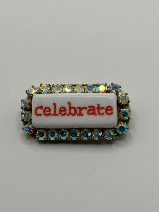 Tezee Statement-Brosche „celebrate“ – Funkelnde Strassbrosche mit Schriftzug