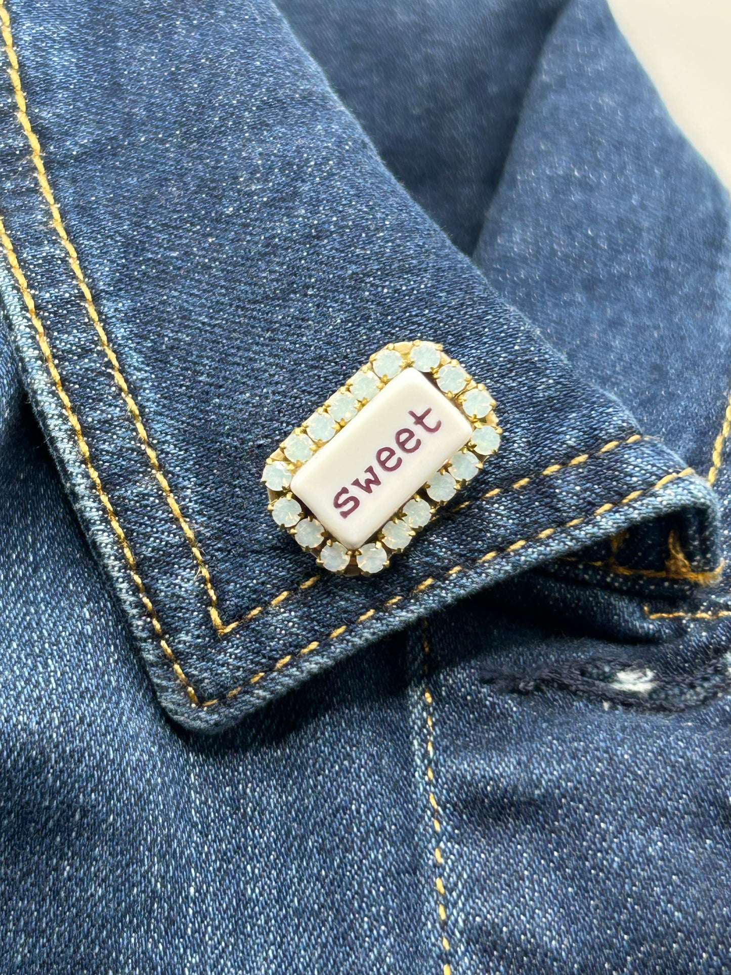 Tezee Statement-Brosche „sweet“ – Strassbrosche in Opalblau mit Messingfassung