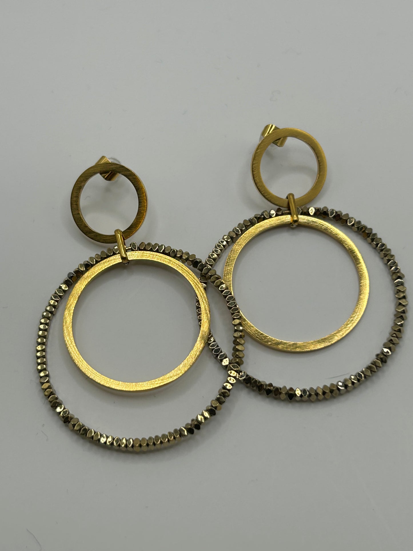 Statement Ohrringe Gold – Modernes Design – Bazou