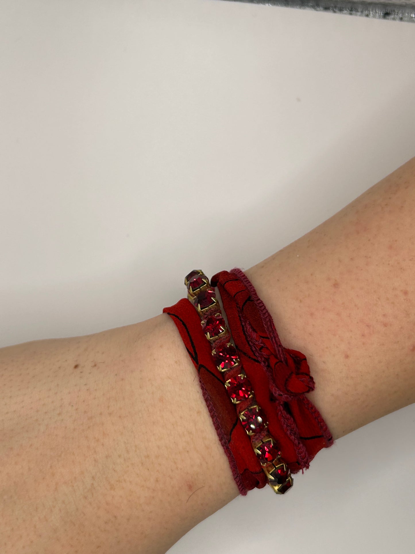 Tezee Bordeauxrotes Wickelarmband mit roten Strasssteinen – Glamour Boho Armband