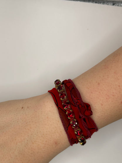 Tezee Bordeauxrotes Wickelarmband mit roten Strasssteinen – Glamour Boho Armband