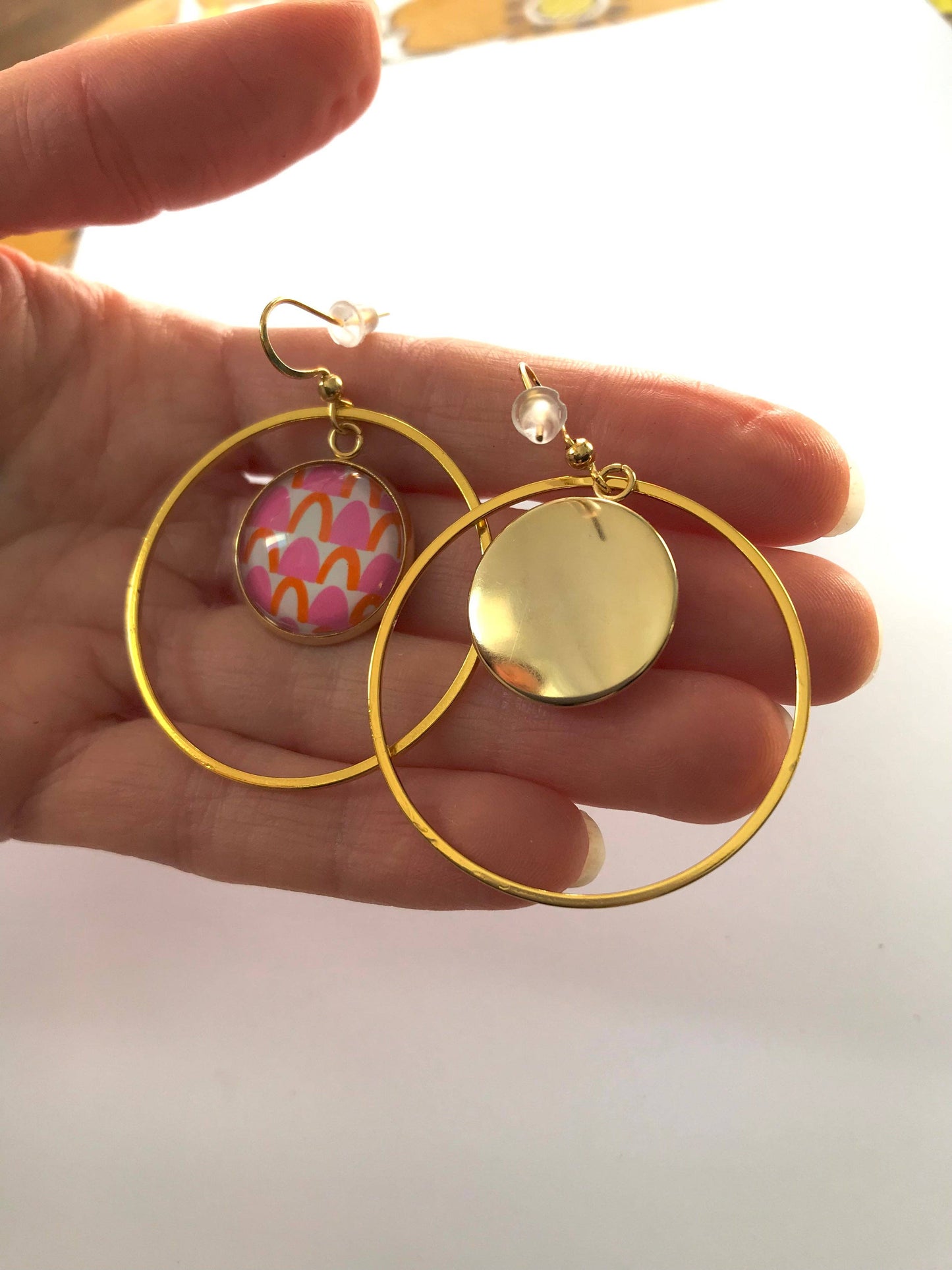 Kreolen-Ohrringe mit geometrischem Muster in Rosa und Orange, gold- oder silberfarbenes Finish.: Silbrig