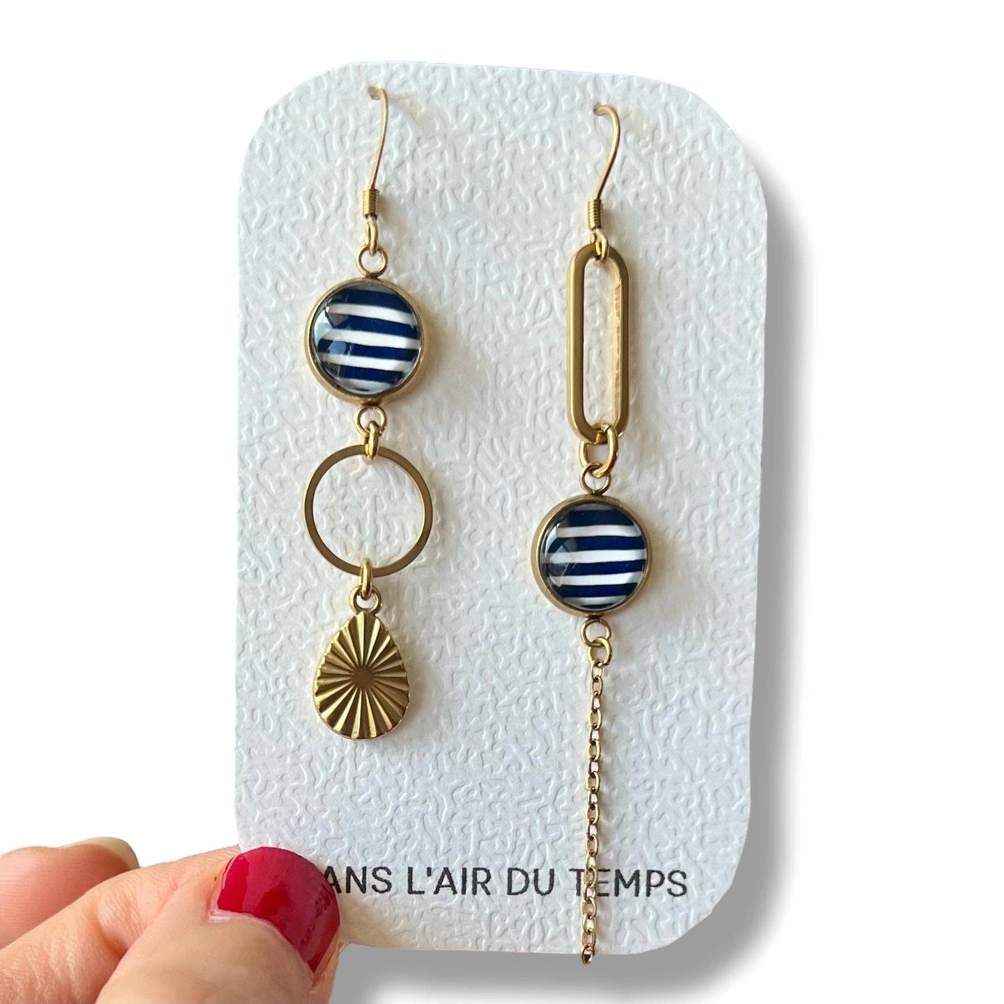 Asymmetrische Ohrringe mit blauen und weißen Streifen: Golden