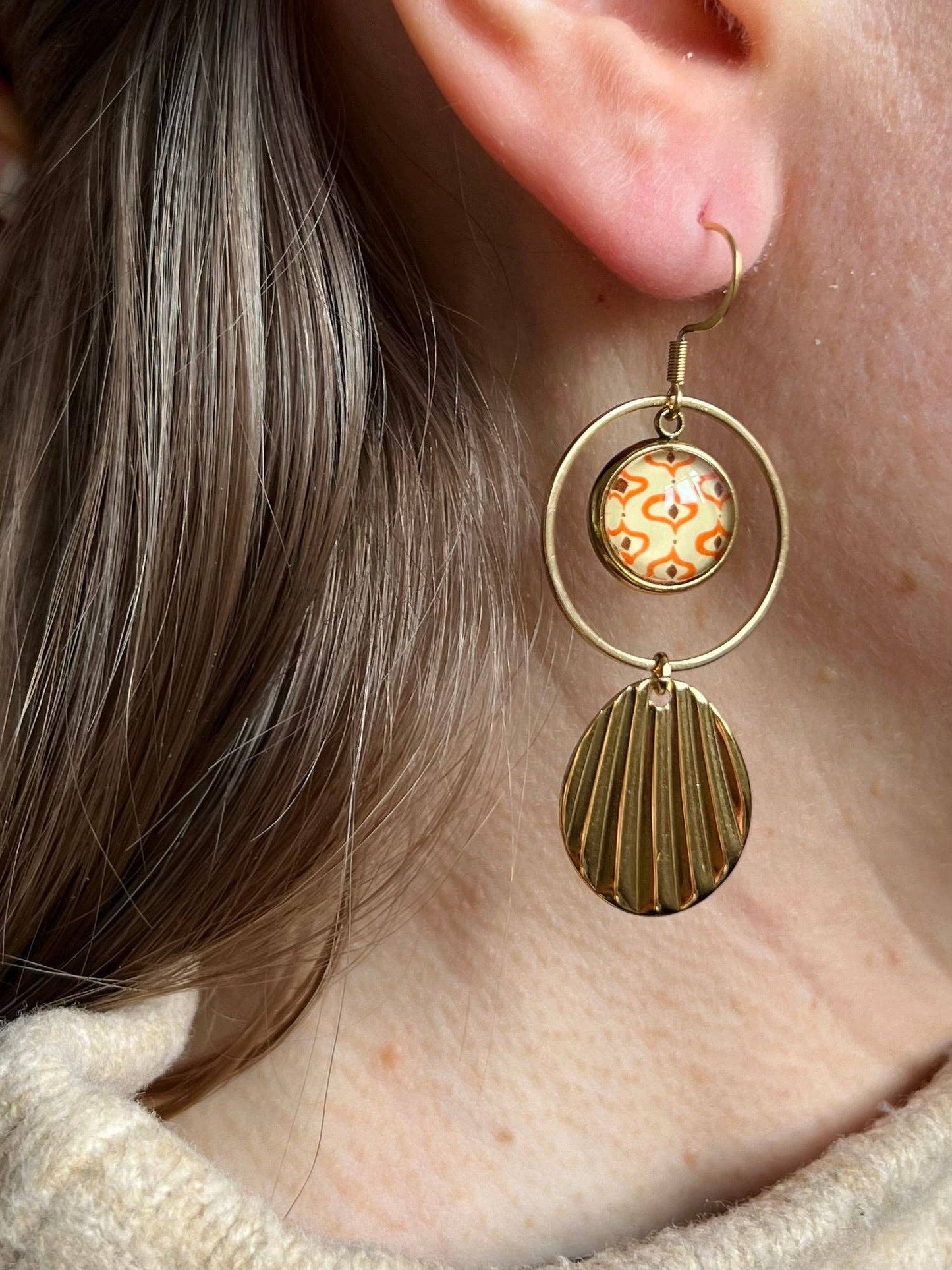 Retro-Ohrringe im 70er-Jahre-Stil in Beige und Orange, Medaille, goldene Ausführung