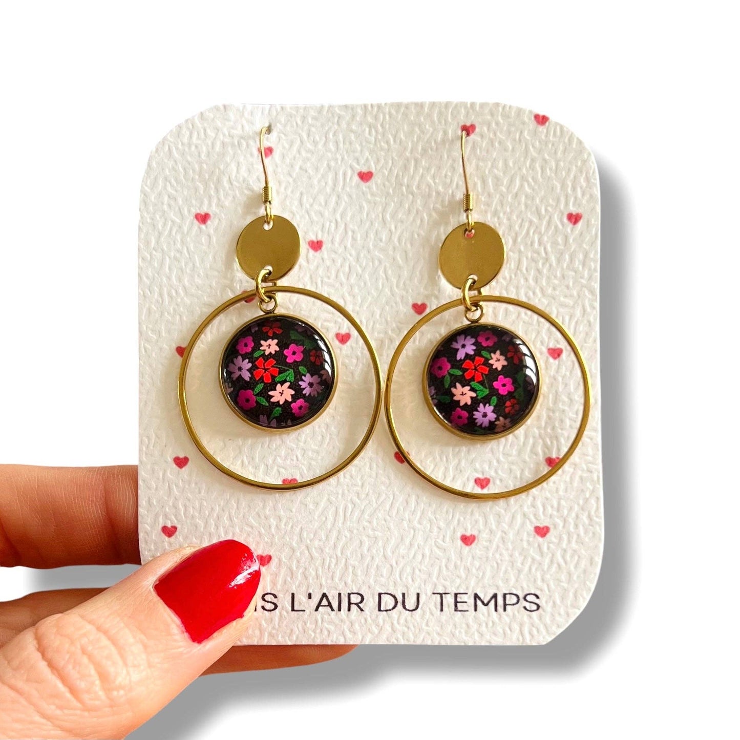 Rosa und rote Blumen-Creolen auf schwarzem Hintergrund mit goldener oder silberner Oberfläche: Silber