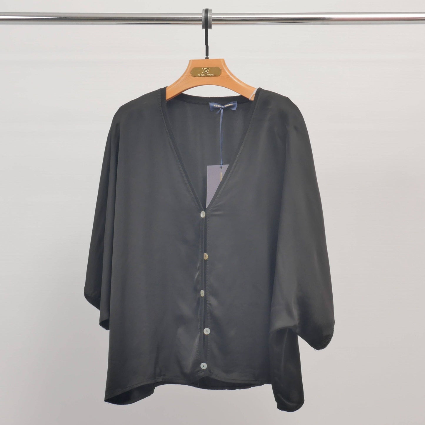 Oversize Bluse // geknöpft in schwarz, mit Seide