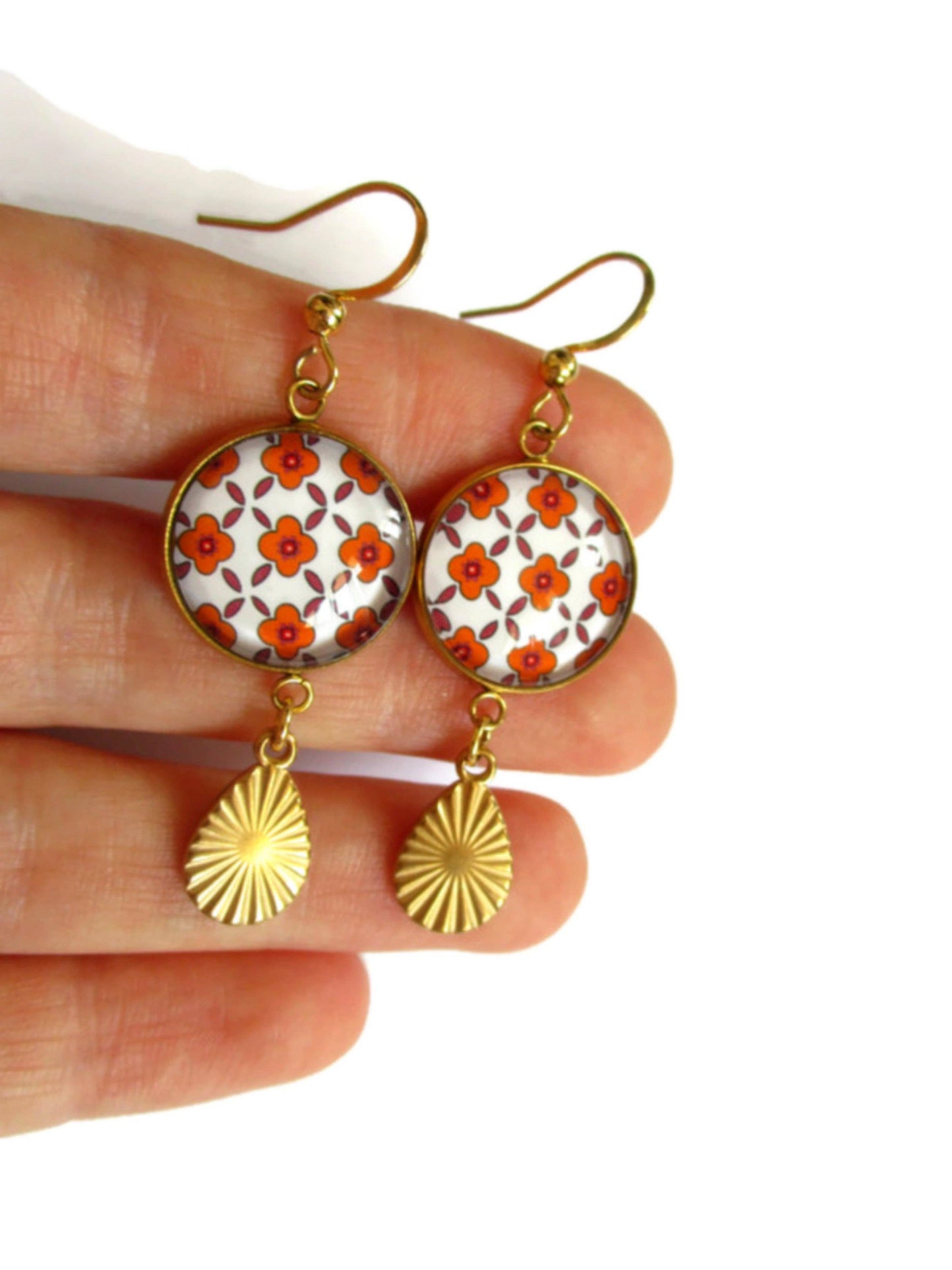 Kleine Ohrringe mit orangefarbenen Blumen im Boho-Chic.