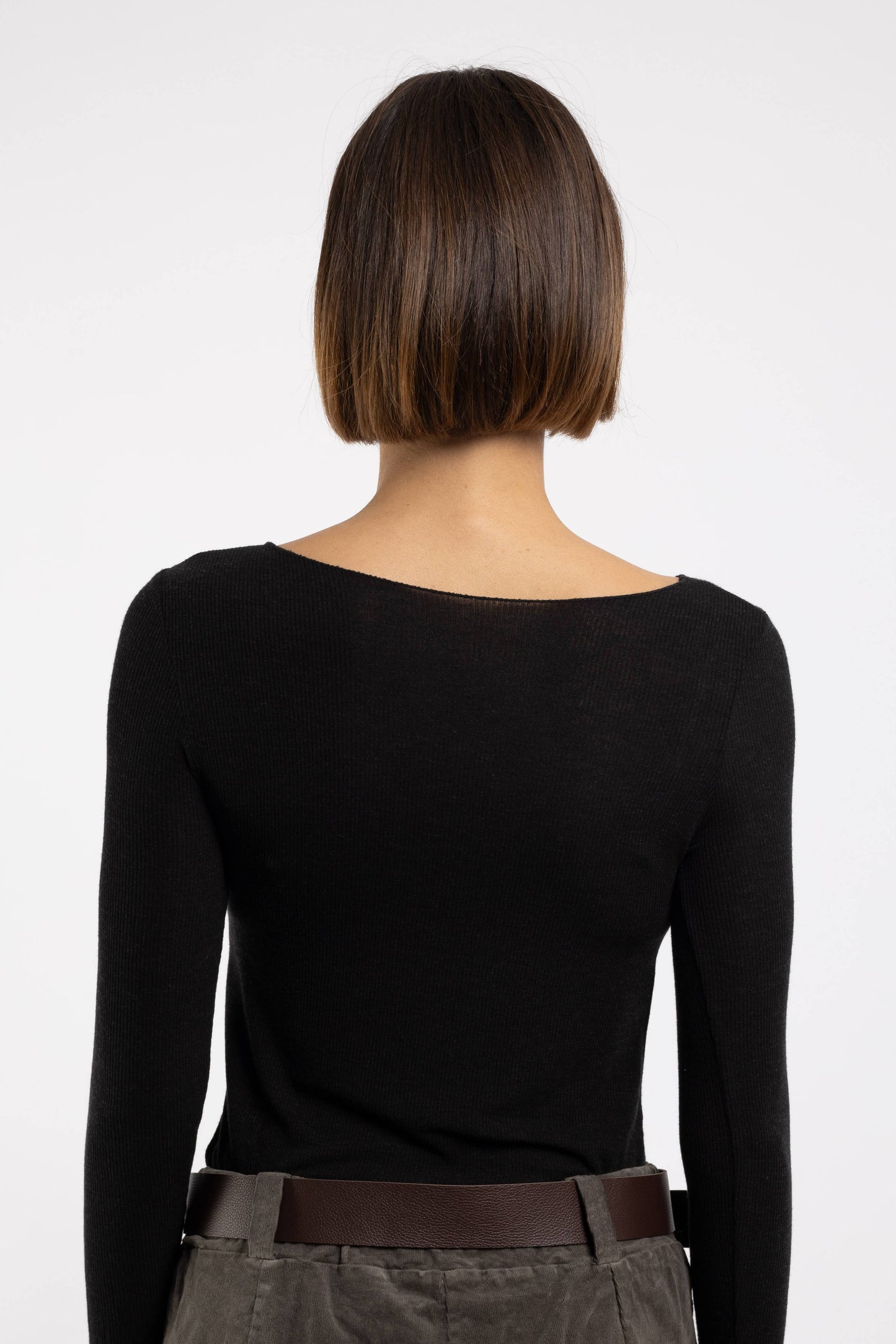 Fein geripptes Shirt aus Kaschmir Mix – Schwarz
Zeitlos. Elegant. Ein echtes Essential. Einheitsgröße 36-42