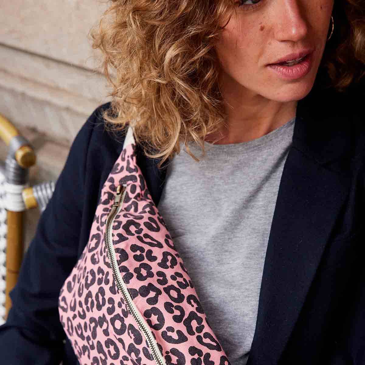 Rose in April-Damen Bauchtasche Grau mit Leopardenmuster: ERDBEERE / Grau