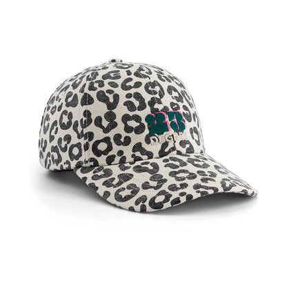 Rose in April-Cap in grau- beige von Rose in April x 23Degrés mit Leopardenmuster