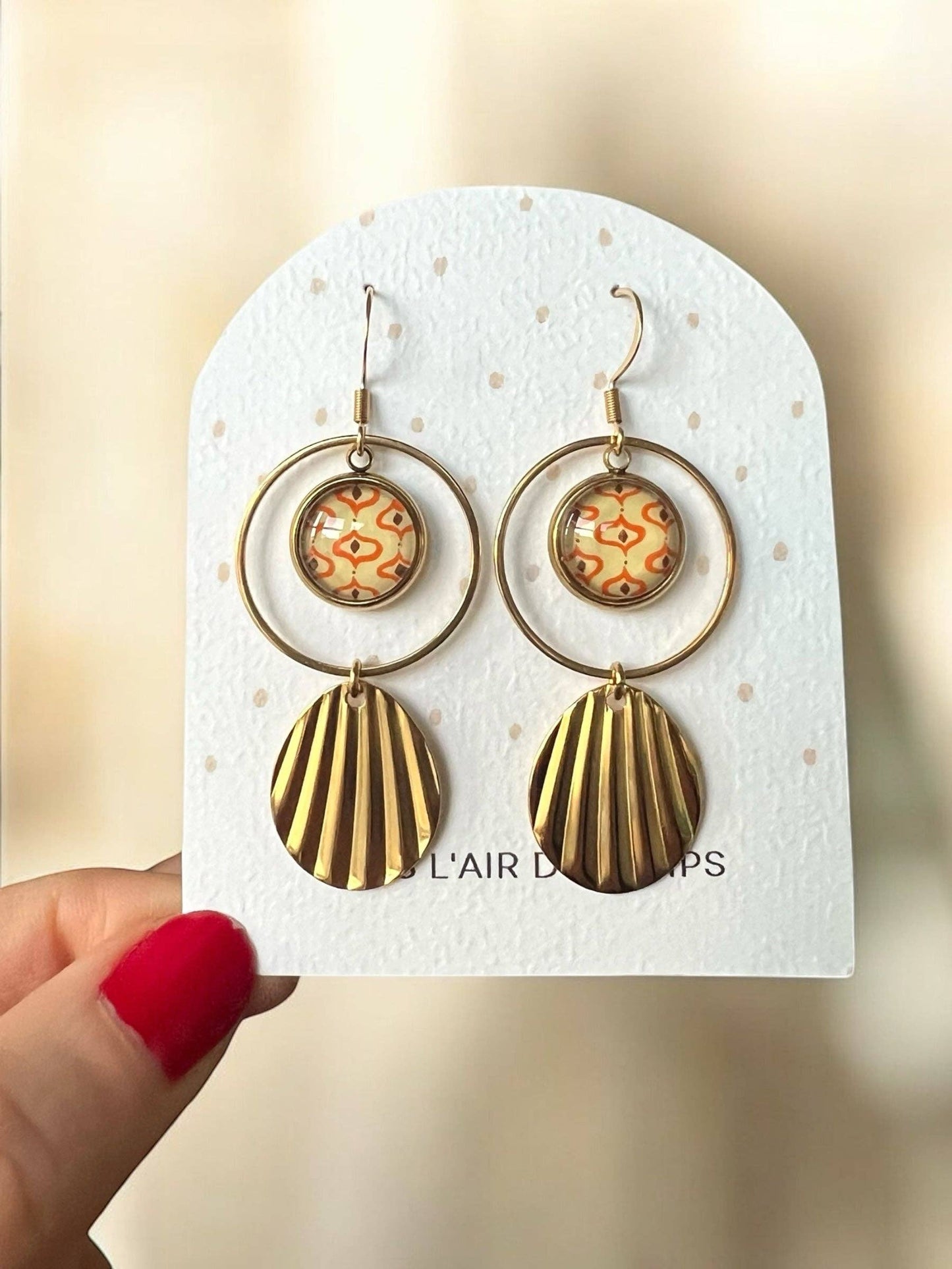 Retro-Ohrringe im 70er-Jahre-Stil in Beige und Orange, Medaille, goldene Ausführung