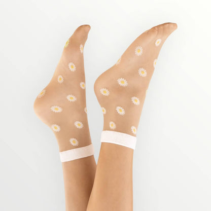 Sockette: Agathe – Gänseblümchen-Socken, bestickter Nude-Schleier