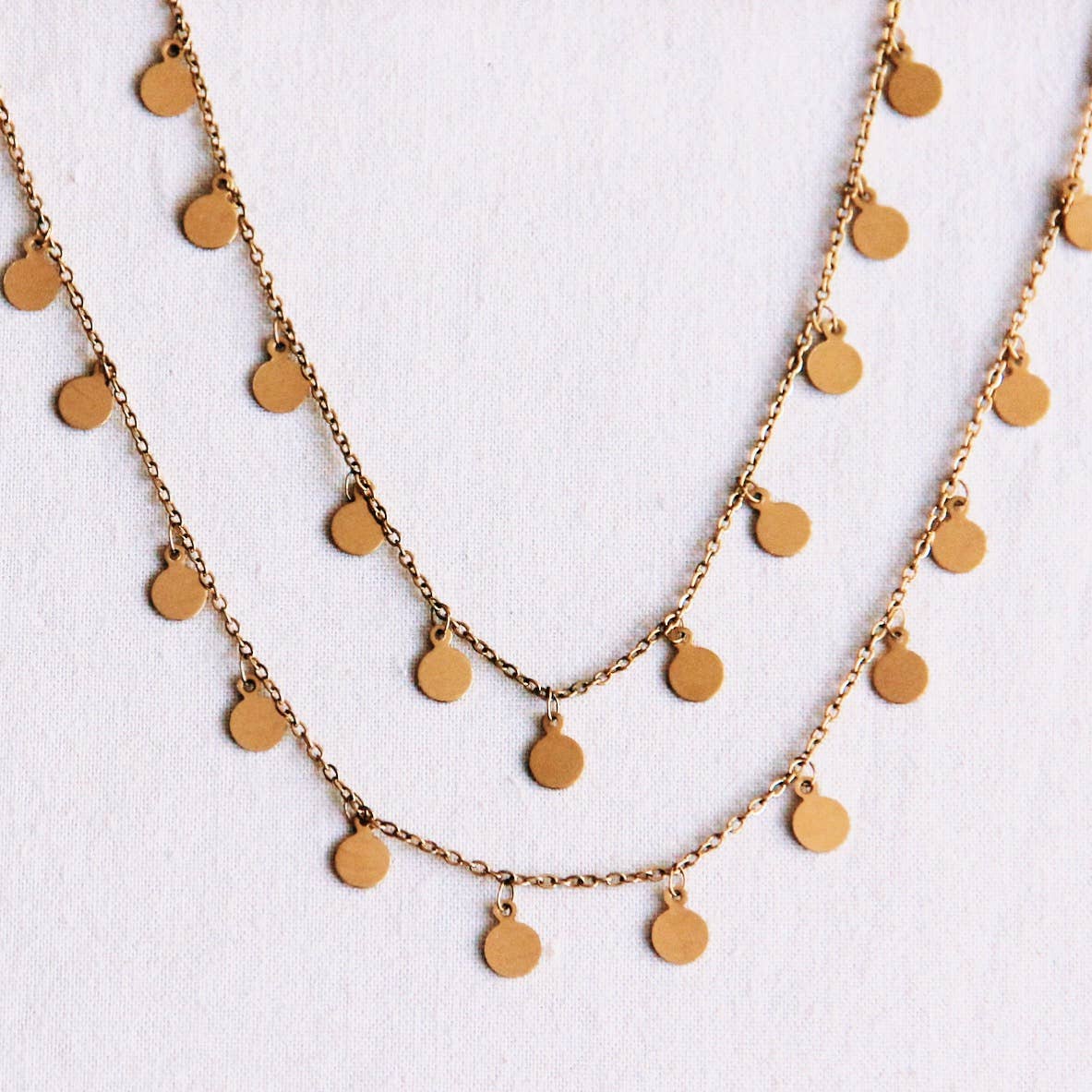 Lange Halskette mit Doppelmünze