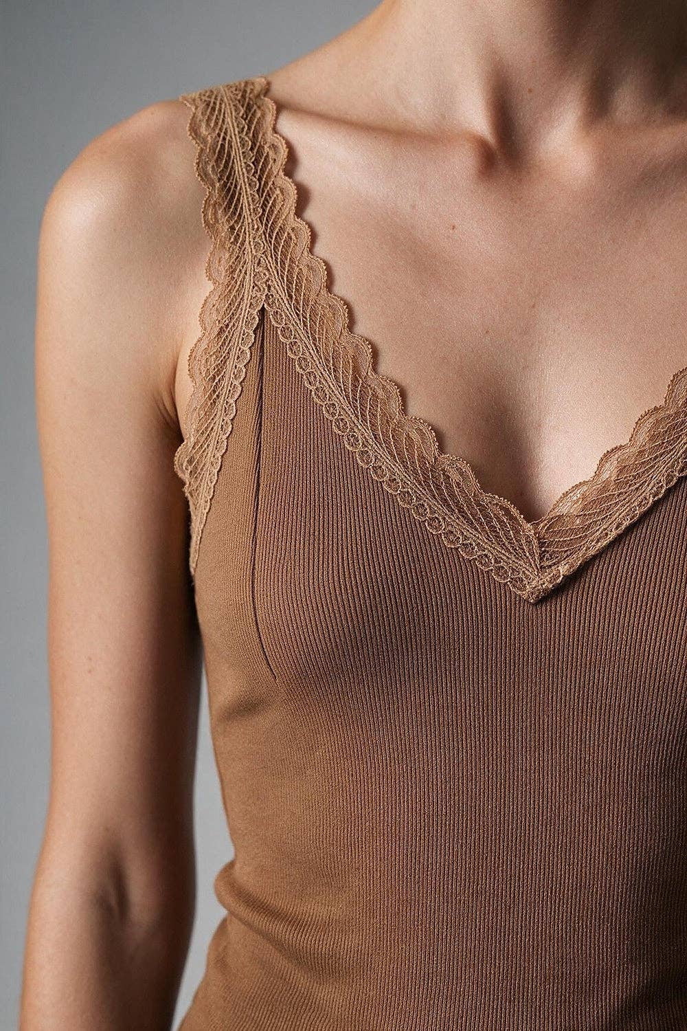 Feinstrick-Camisole mit kontrastierender Spitzenborte in Oliv, Brau oder Grau