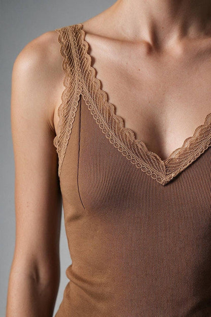 Feinstrick-Camisole mit kontrastierender Spitzenborte in Oliv, Brau oder Grau
