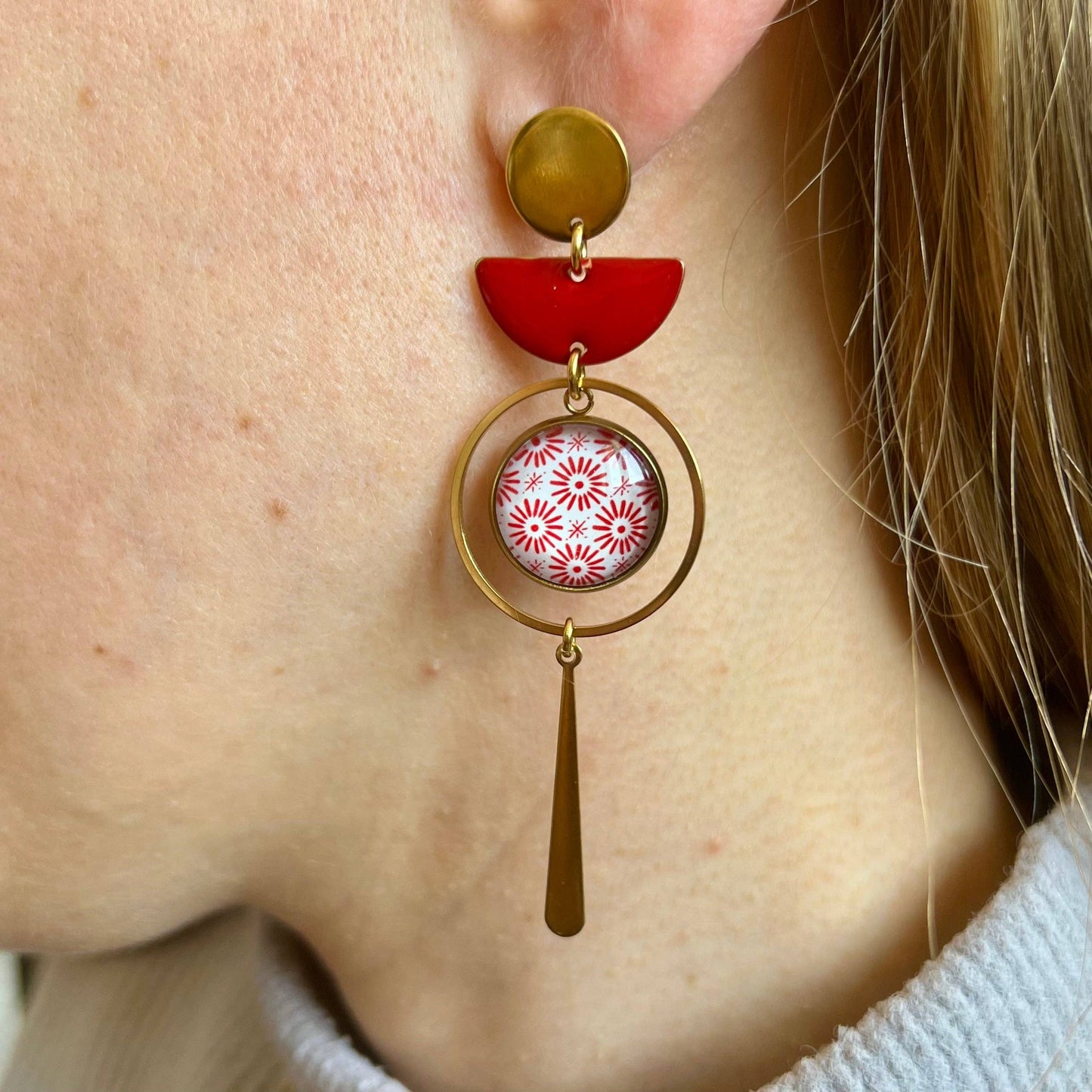 Asymmetrische Ohrringe mit rotem und weißem Muster, gold- oder silberfarbenes Finish: Golden