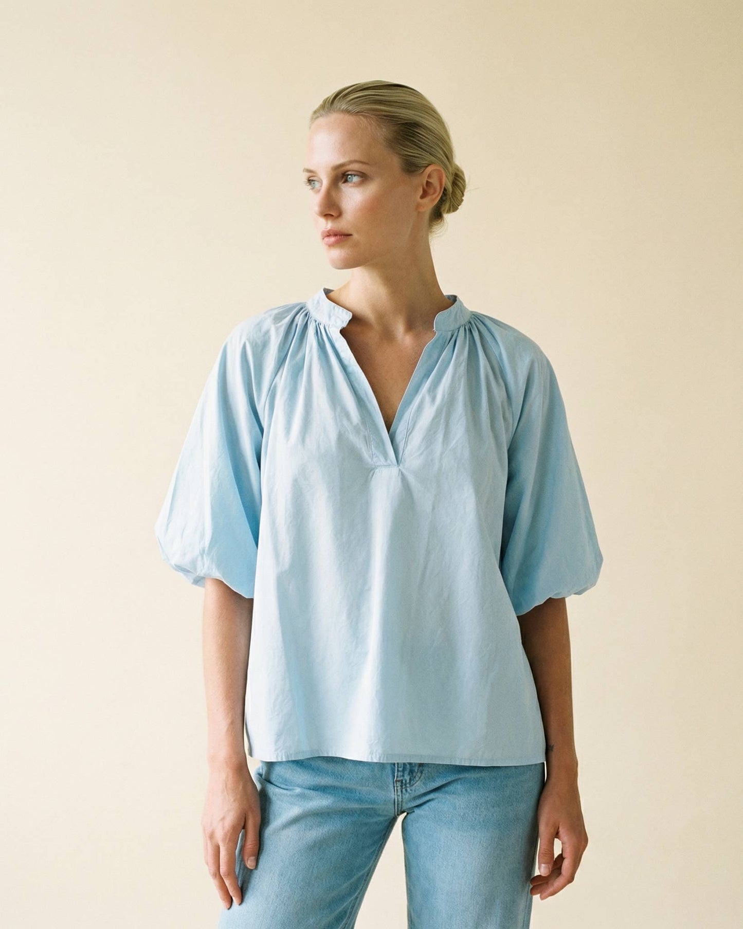 Bluse mit unterlegten Ärmeln// in creme und dunkelblau