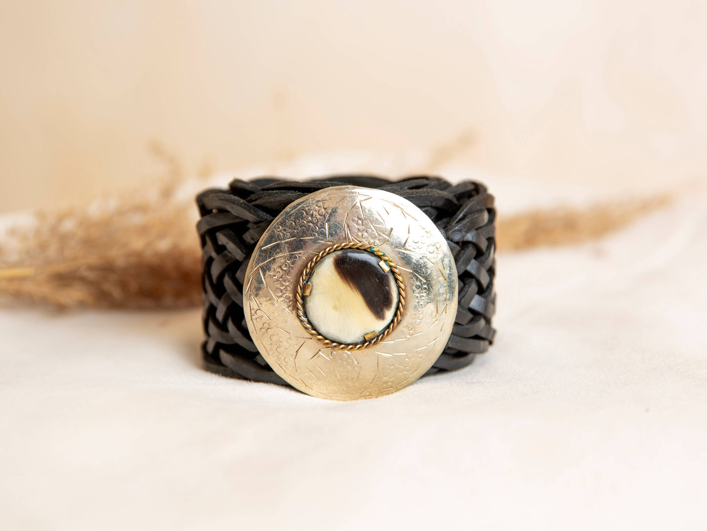 Lula Natura-SCHWARZER BREITER LEDERGÜRTEL NEPTUN, handgearbeitet, mit schwarz/ weißem Mittelstein