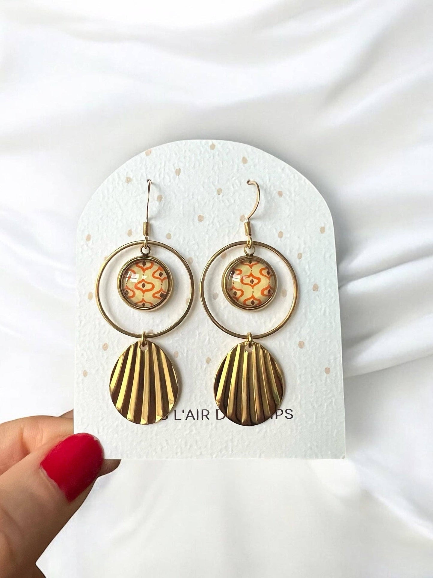 Retro-Ohrringe im 70er-Jahre-Stil in Beige und Orange, Medaille, goldene Ausführung