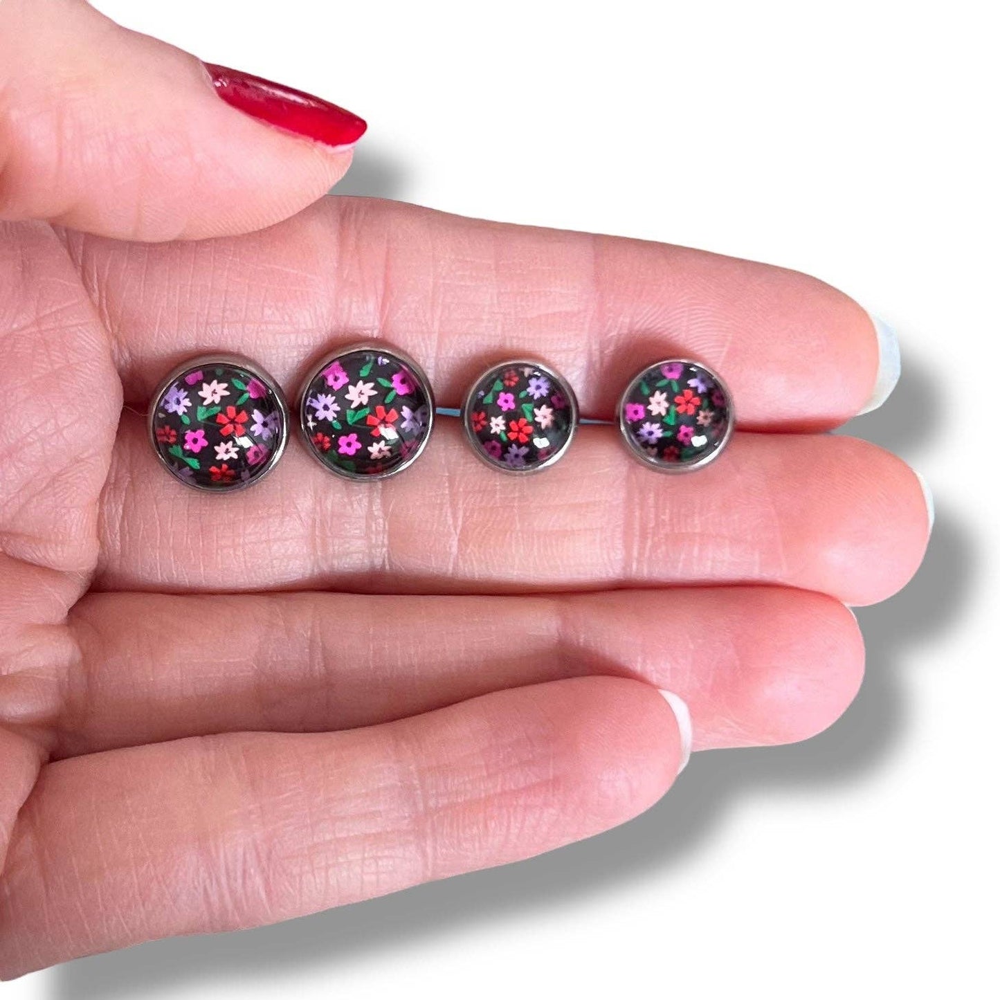 Mutter/Tochter-Ohrringe mit rosa Blumen auf schwarzem Hintergrund: Français