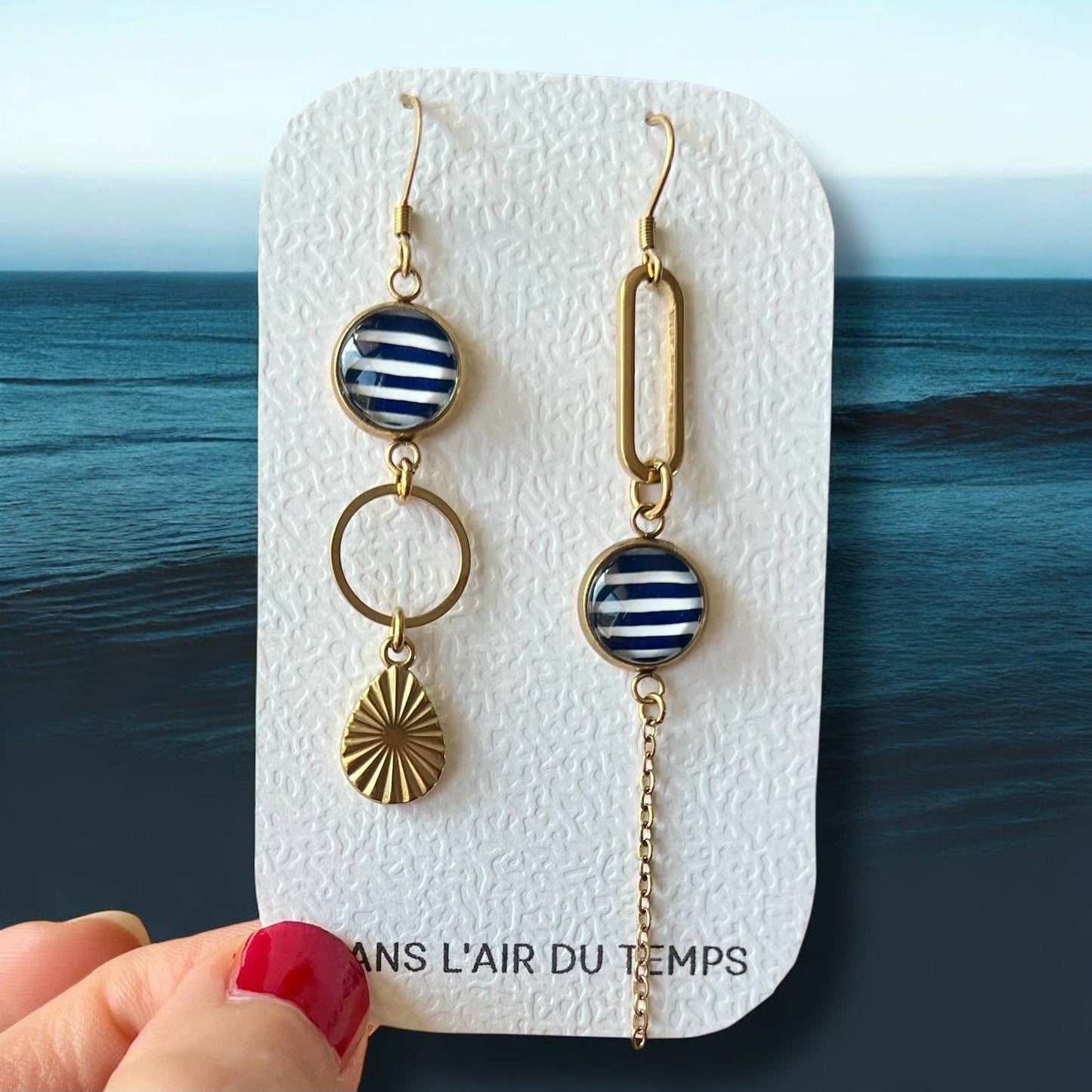 Asymmetrische Ohrringe mit blauen und weißen Streifen: Golden