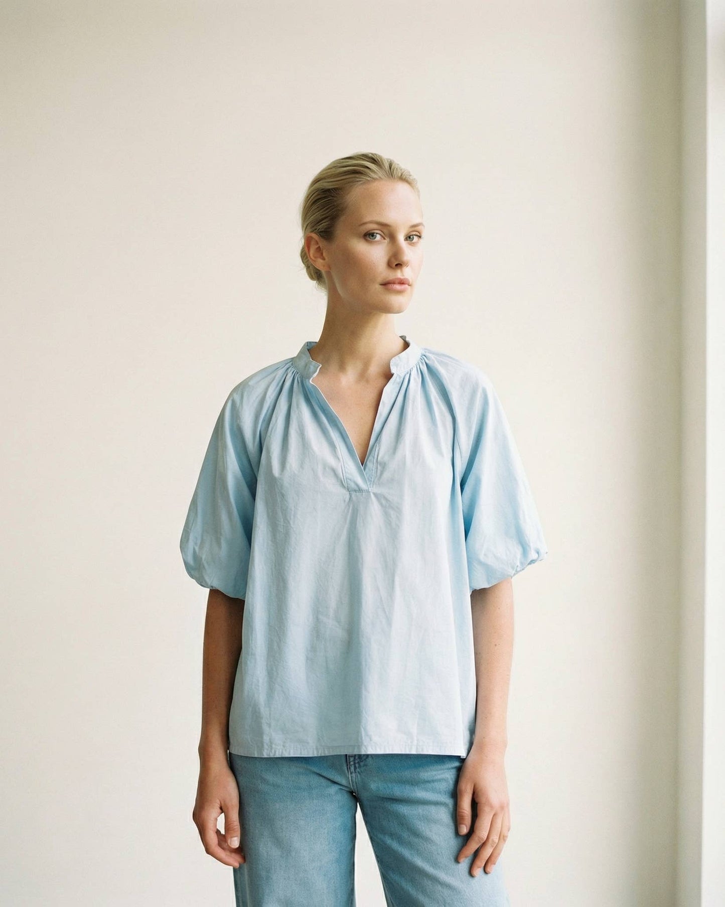 Bluse mit unterlegten Ärmeln// in creme und dunkelblau