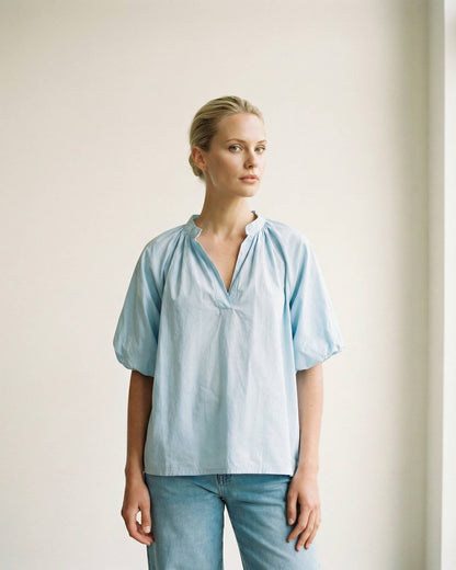 Bluse mit unterlegten Ärmeln// in creme und dunkelblau