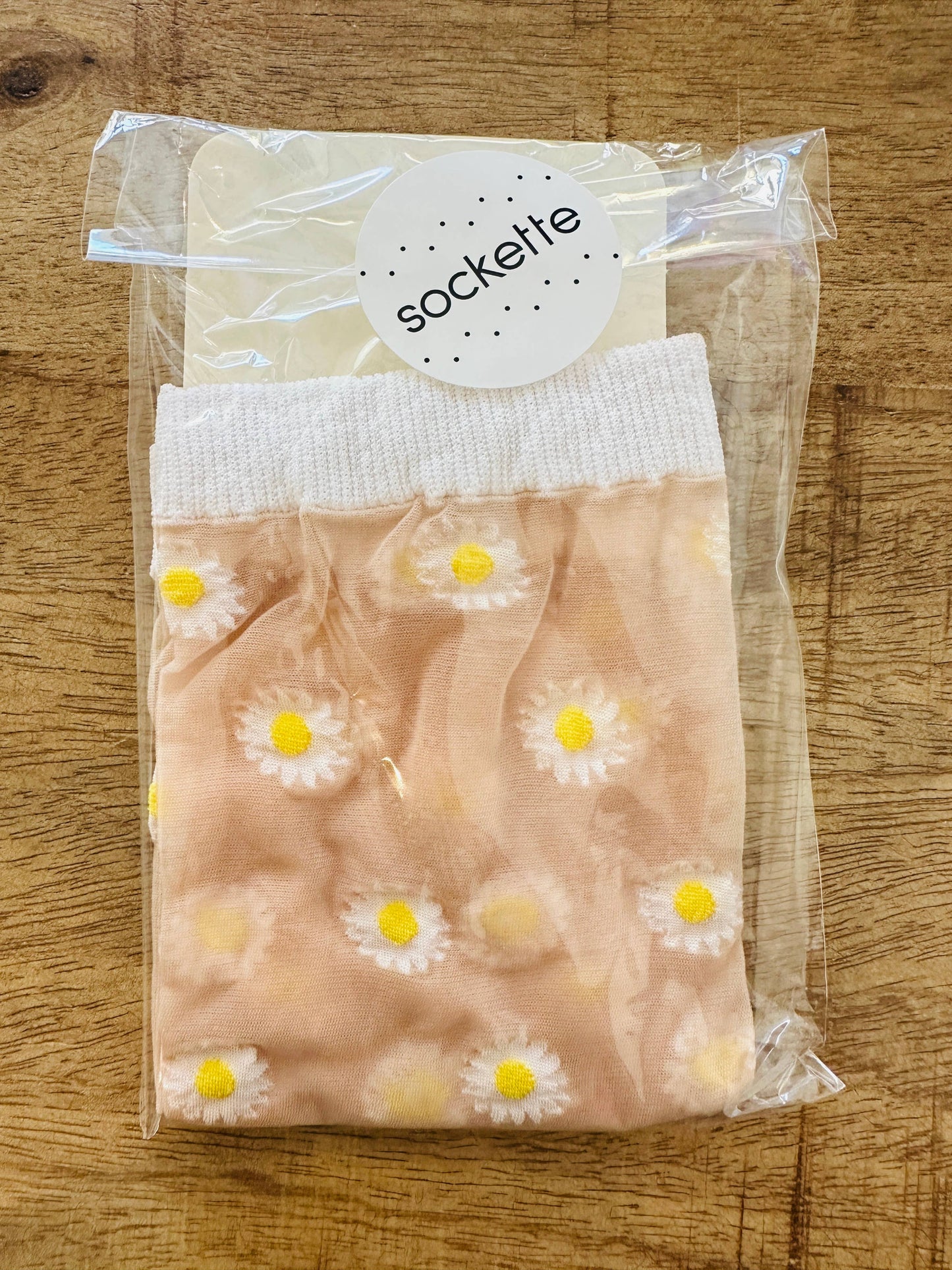 Sockette: Agathe – Gänseblümchen-Socken, bestickter Nude-Schleier