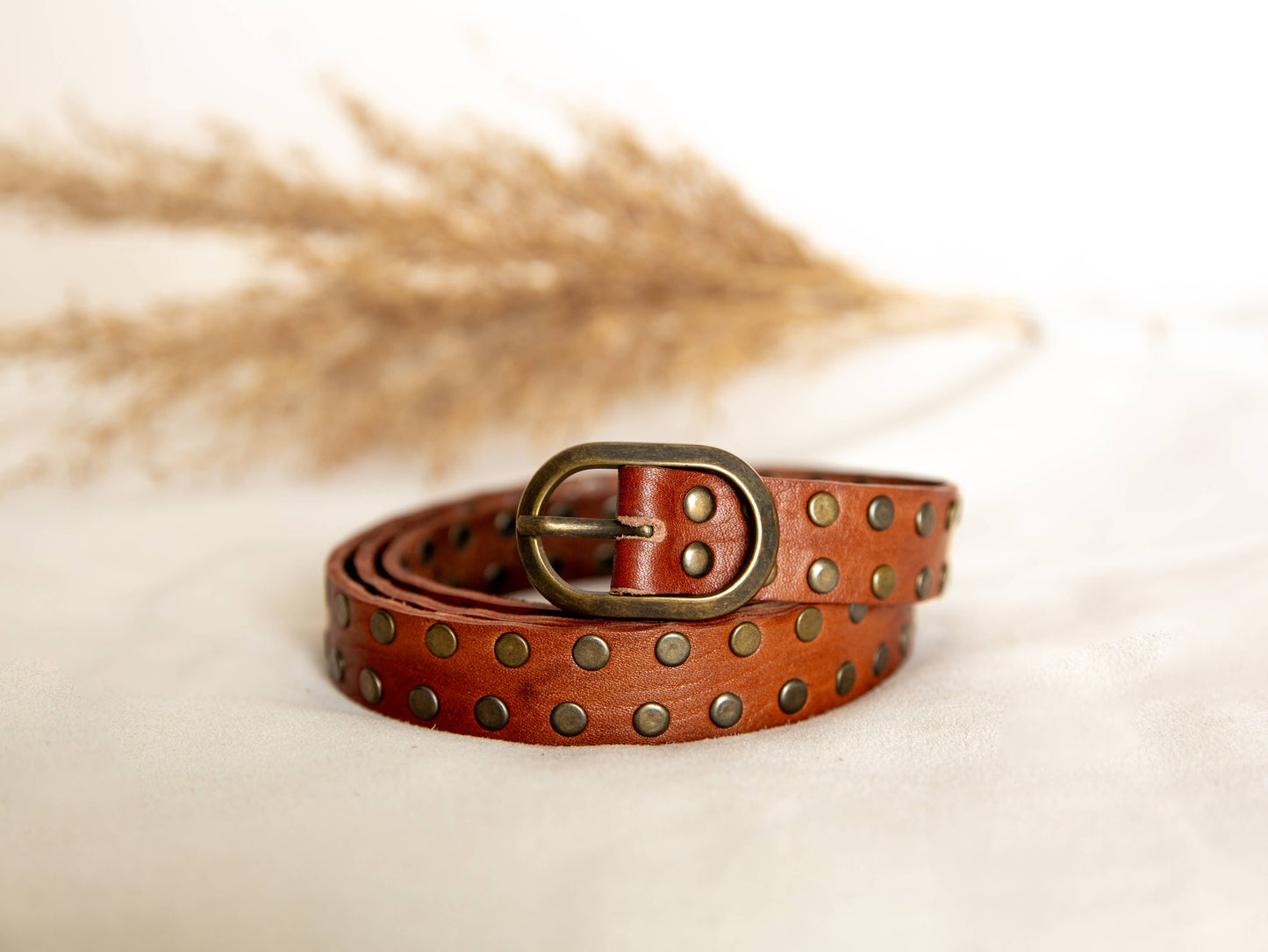 Lula Natura-BRAUNER LEDERGÜRTEL MIT KLEINEN NIETEN, handgearbeitet