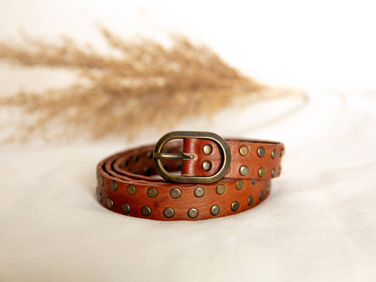 Lula Natura-BRAUNER LEDERGÜRTEL MIT KLEINEN NIETEN, handgearbeitet